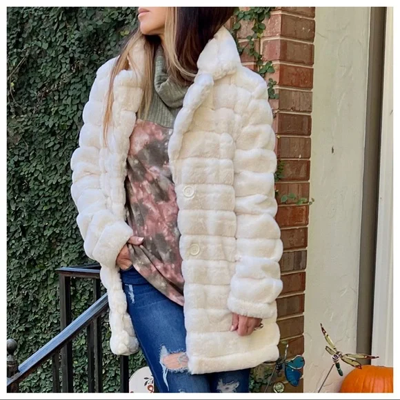 #30 Fabulous Winter white  soft Faux Fur Jacket with pockets - Picture 6 of 6